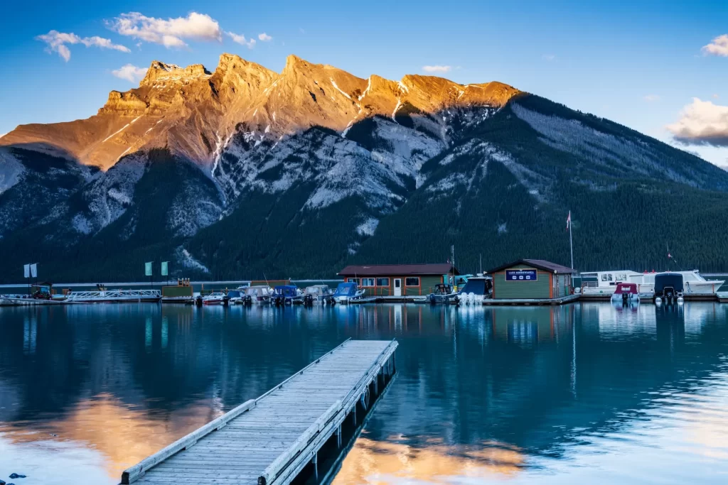 Visiting the beautiful Lake Minnewanka